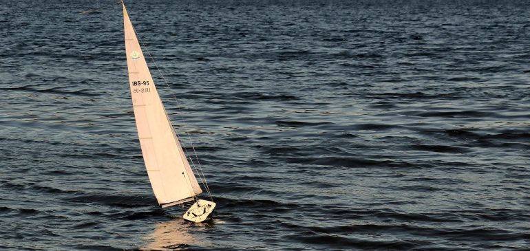 Motorbåt eller segelbåt – vad passar för dig?